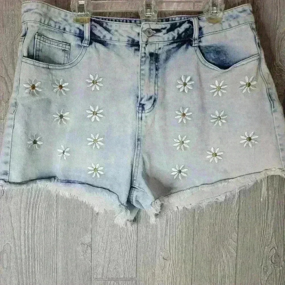 Shein acid wash jean  shorts with daiseys embroidered on them size 1XL - Picture 1 of 5